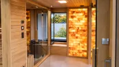 Sauna s podsvietenou soľnou stenou Sauna s podsvietenou soľnou stenou