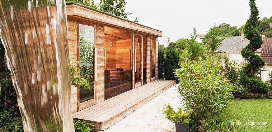 Komortná vonkajšia sauna vo wellness záhrade